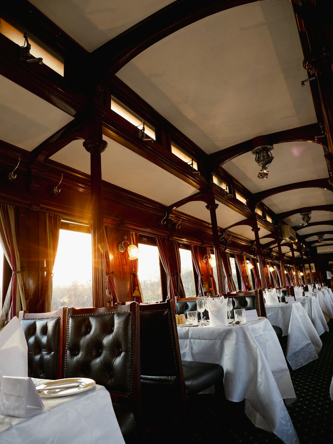 Luxuriöser Speisewagen in einem Vintage-Zug für eine Mahlzeit.
