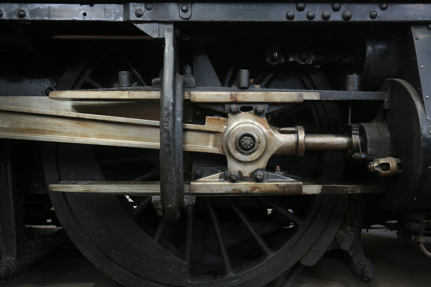 Feinmechanik aus Metall an einer alten Lokomotive.